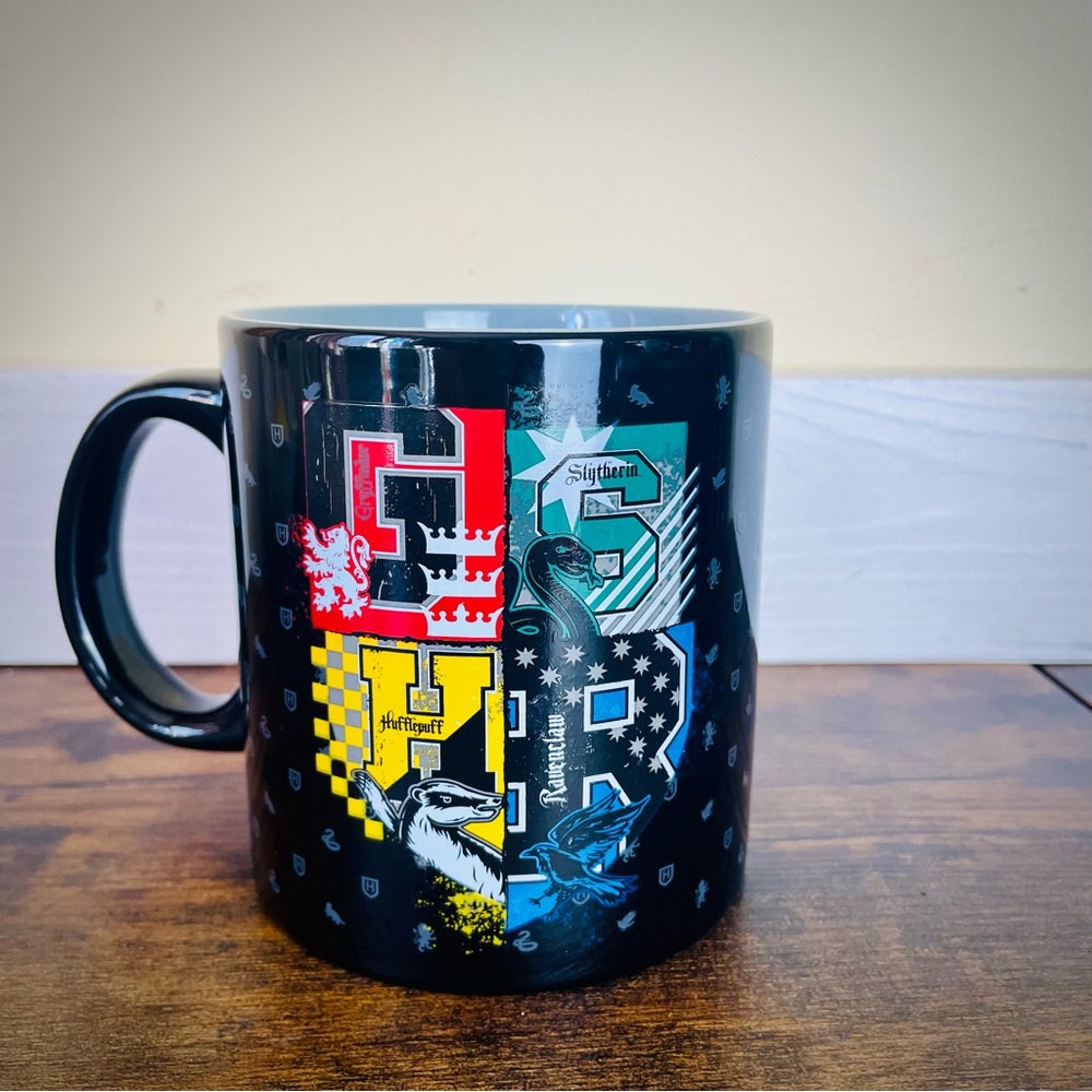Black Hogwarts House Crest 20oz Coffee Mug